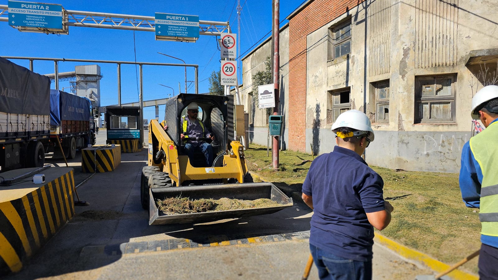 Trabajos de limpieza en el ingreso de camiones a Puerto Quequén