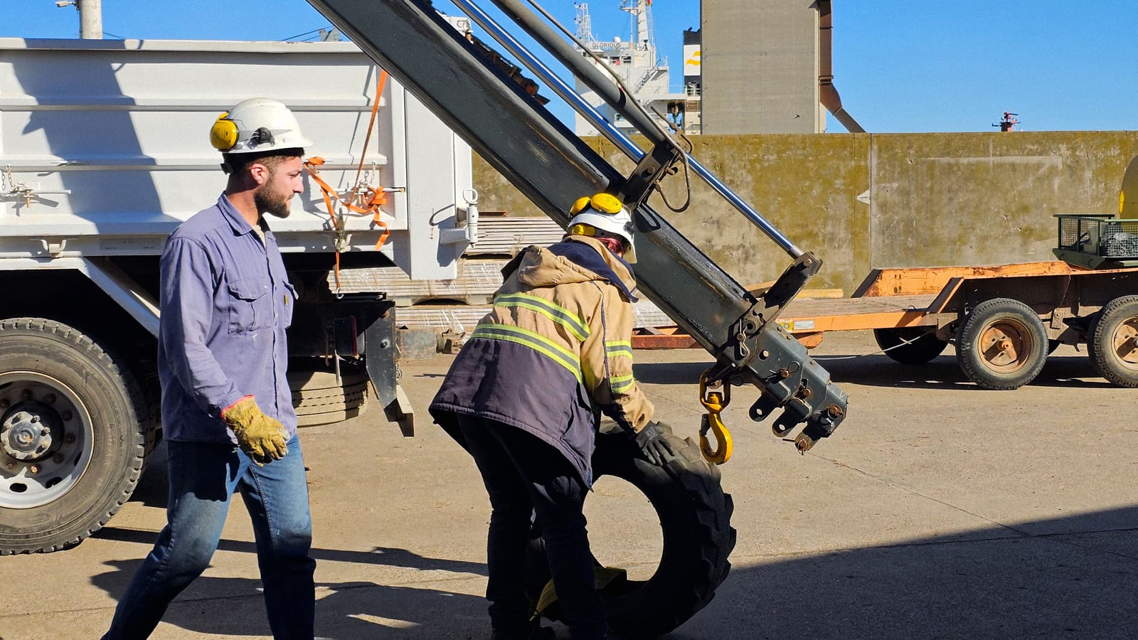Capacitación sobre "operación segura de grúa de pluma articulada" en Puerto Quequén