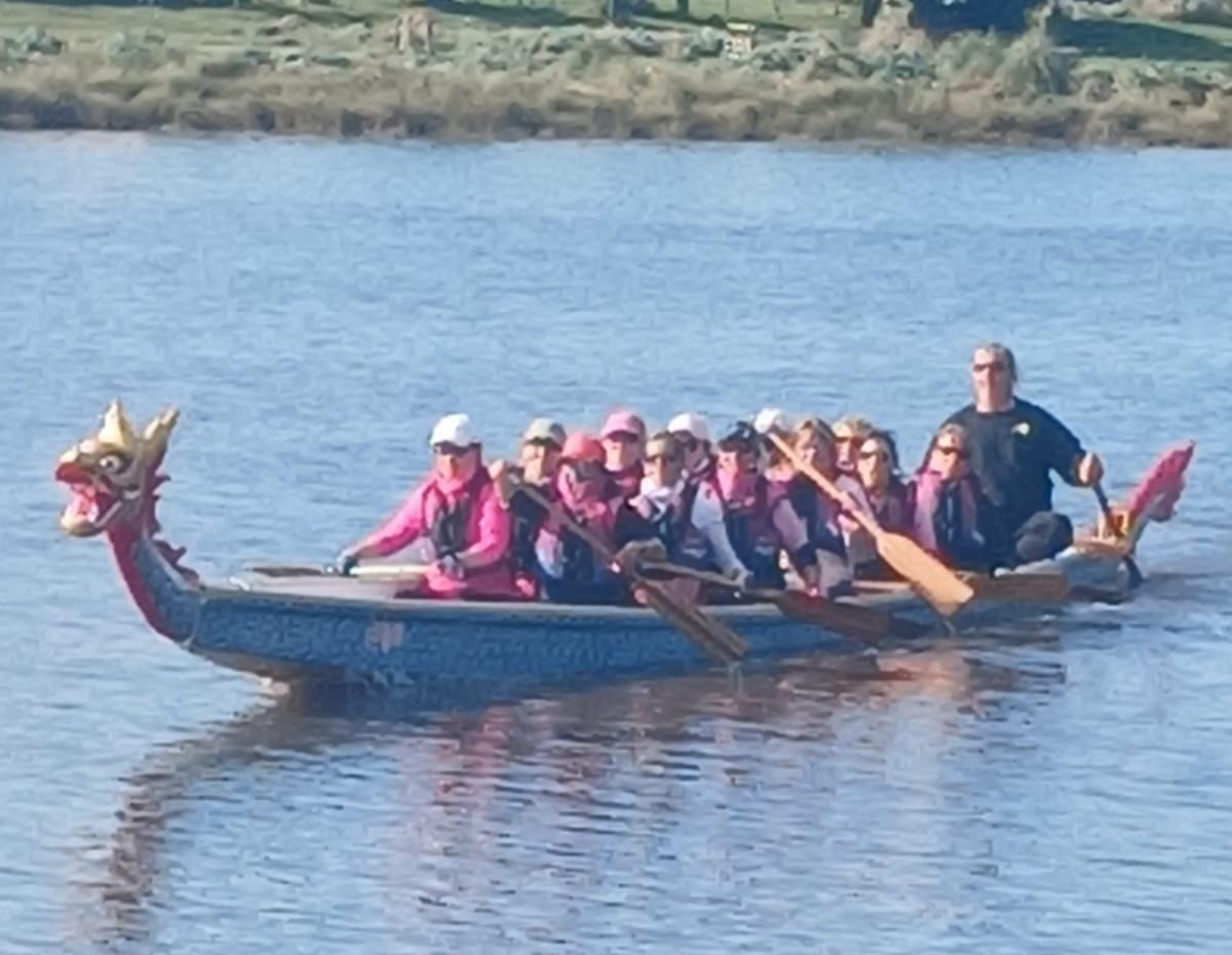 El río Quequén se tiñe de rosa