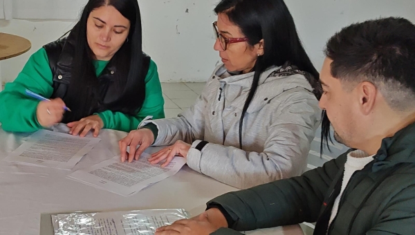 Andrea Cáceres visito y entrego subsidio en Loberia.