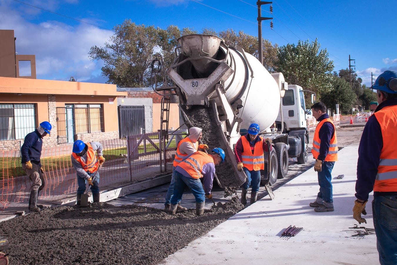 Puerto de Quequén avanza con la obra de bacheo en la Av. Almirante Brown para optimizar la logística y el tránsito urbano.
