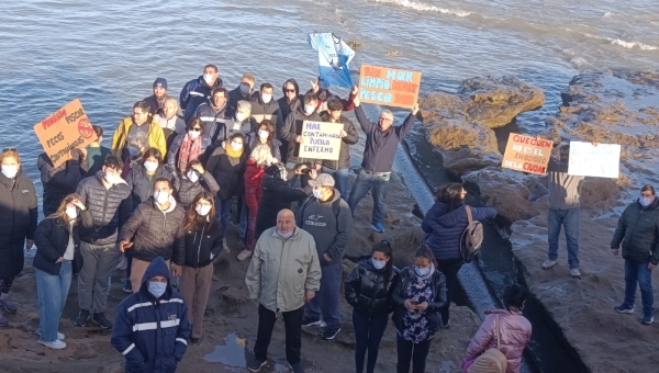 Jóvenes de Quequén exigen soluciones urgentes ante contaminación cloacal y erosión costera