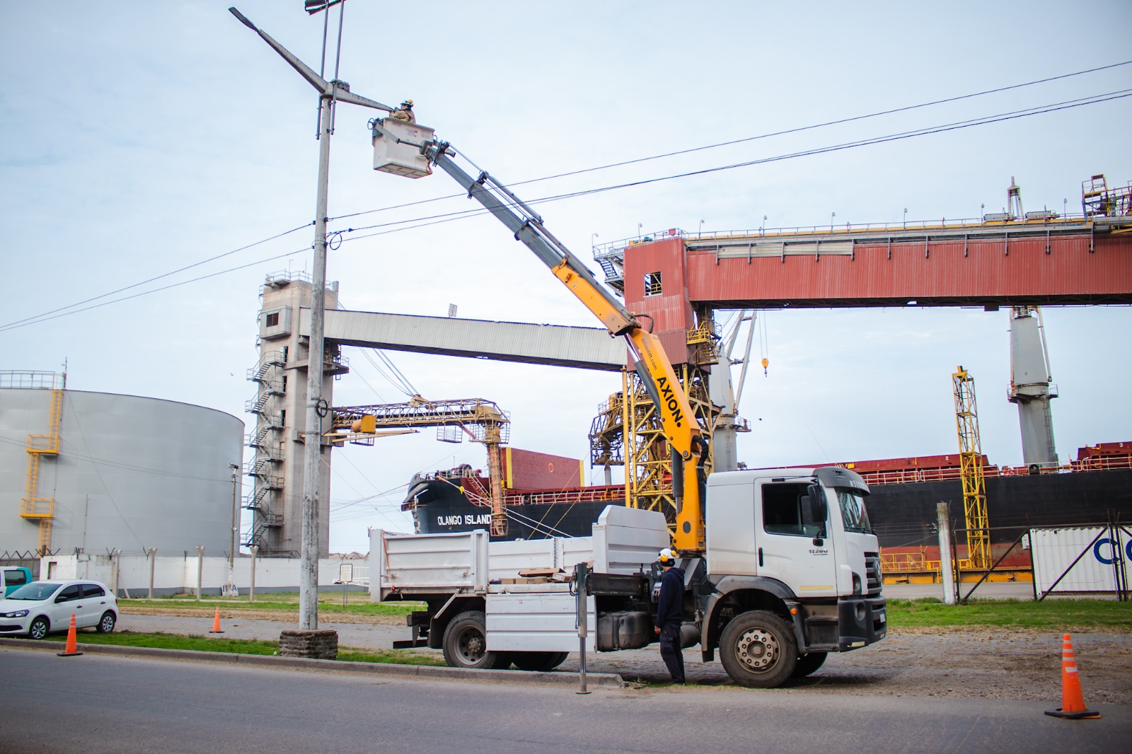 Puerto Quequén avanza en su modernización con nueva iluminación LED en la zona secundaria