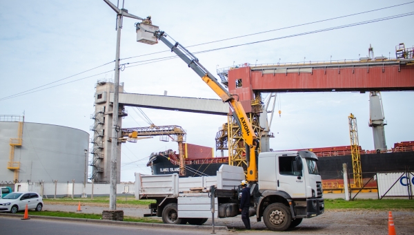 Puerto Quequén avanza en su modernización con nueva iluminación LED en la zona secundaria