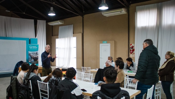 Estudiantes del Centro de Formación Laboral N° 403 conocieron el funcionamiento de Puerto Quequén